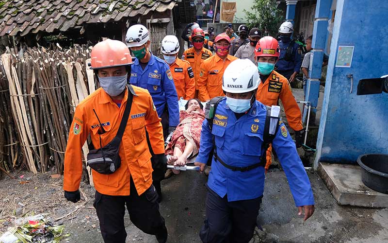  Relawan Mulai Mengevakuasi Warga Yang Sakit Menyusul Meningkatnya Status Gunung Merapi Menjadi Waspada Level III