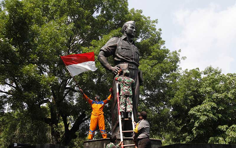  Sambut Hari Pahlawan, Relawan di Solo Mencuci Patung Mayor Achmadi