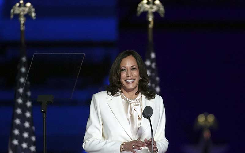  Makna Fesyen Kamala Harris dalam Pidato Perdananya Sebagai Wapres AS