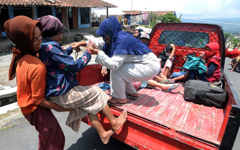  Warga Lansia di Lereng Gunung Merapi Mulai Dievakuasi