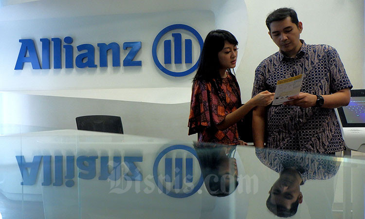 Nasabah berkomunikasi di dekat logo milik Allianz Indonesia di Jakarta, Rabu (4/3/2020). Bisnis/Nurul Hidayat