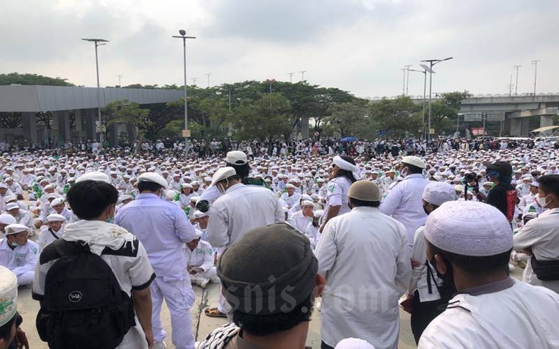  Ribuan Pengikut FPI Jalan Kaki ke Bandara Soekarno Hatta Jemput Rizieq Shihab