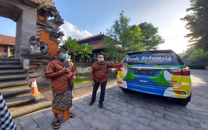 Kepala Dinas Pariwisata Provinsi Bali, I Putu Astawa (kiri) saat melepas Tim Wisata Jelajah KemBali di Dinas Pariwisata pada Selasa (10/11/2020).