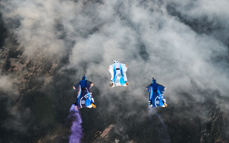  Bukan Mobil Terbang, BMW i Perkenalkan Wingsuit Elektrik Pertama di Dunia