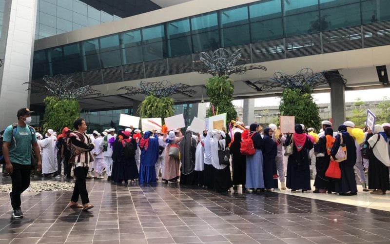 Sambut Rizieq Shihab, Ratusan Massa FPI Padati West Lobby Terminal 3 Soetta