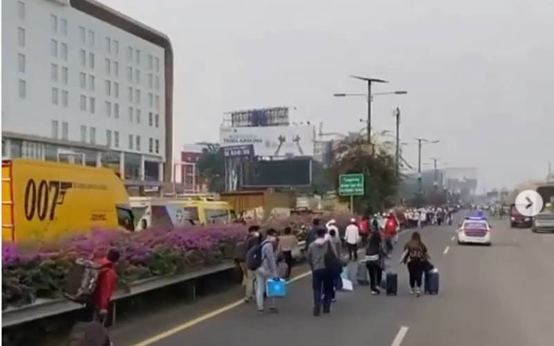  Laskar FPI Jemput Rizieq Shihab, Lalu Lintas Arah Cengkareng Padat Merayap