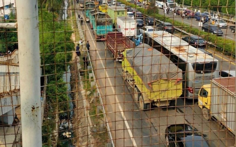  Terjebak Macet Massa Pendukung Rizieq Shihab, Penumpang Jalan Kaki ke Bandara