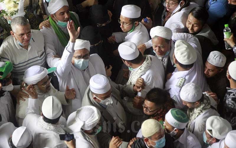  Tiba di Indonesia, Habib Rizieq Kepalkan Tangan dan Teriakan Allahu Akbar