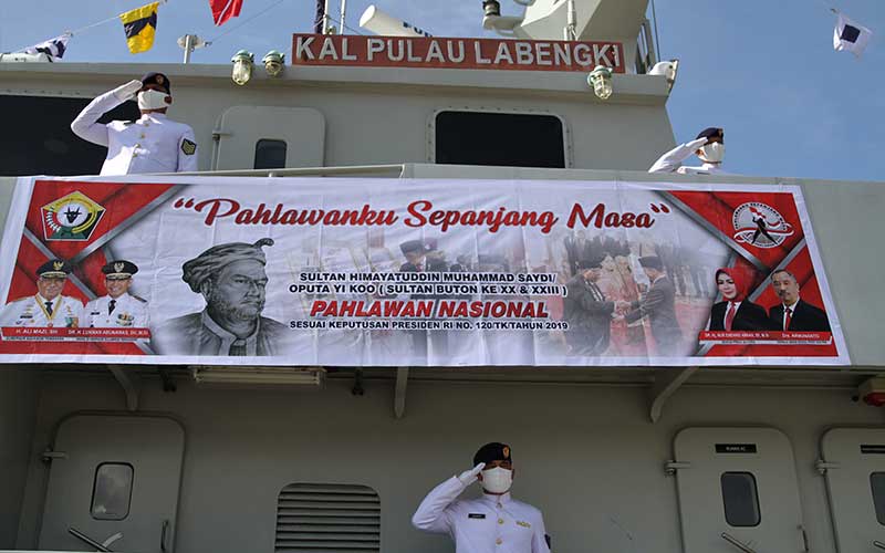  Prajurit TNI Angkatan Laut Berikan Hormat Bagi Para Pahlawan Di atas Kapal Laut Pulau Labengki