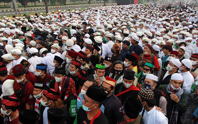  Ribuan Massa FPI Kepung Bandara Soekarno Hatta Untuk Menyambut Kedatangan Habib Rizieq Shihab