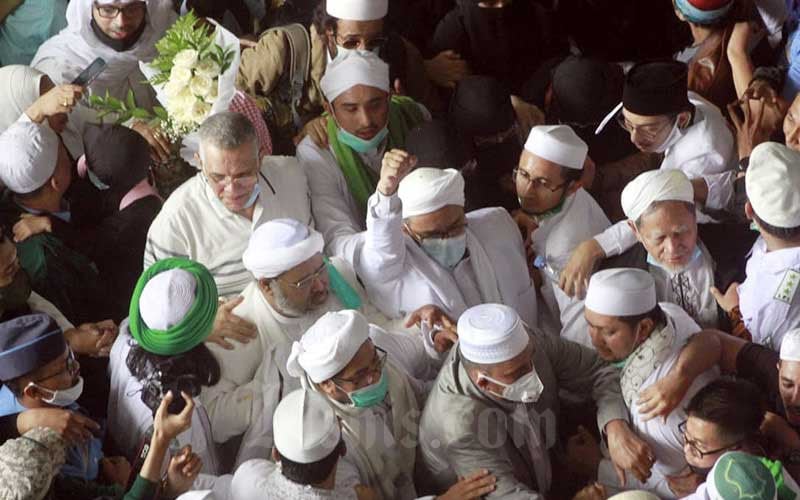  Tiba di Indonesia, Habib Rizieq Shihab Kepalkan Tangan Sembari Teriak Allahuakbar