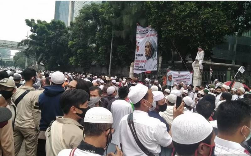 Massa Front Pembela Islam (FPI) yang menanti kepulangan Imam Besar Rizieq Shihab di tikungan Jalan Letjen S Parman menuju Jalan KS Tubun, Jakarta, Selasa (10/11/2020)./Antara