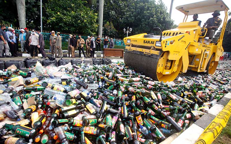  Satpol PP Kabupaten Bogor Musnahkan 15.266 Botol Minuman Keras