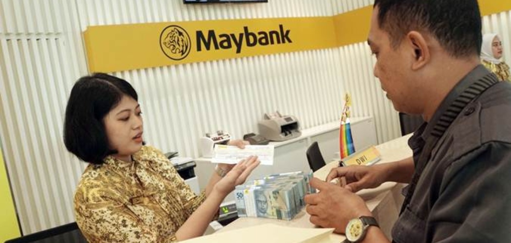 Karyawan melayani nasabah di salah satu kantor cabang Maybank Indonesia, di Jakarta, Kamis (27/6/2019)./Bisnis-Himawan L Nugraha