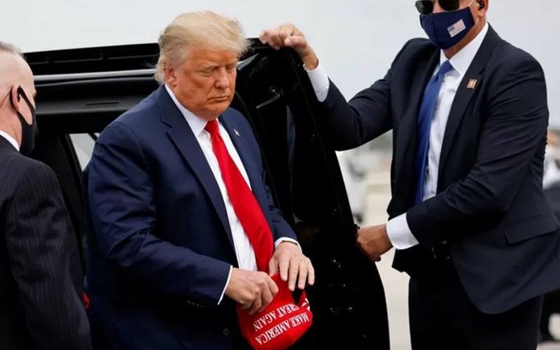 Presiden Donald Trump saat hendak terbang bersama Air Force One meninggalkan Florida untuk berkampanye di North Carolina, Pennsylvania, Michigan dan Wisconsin, di Bandara Internasional Miami International, Florida, AS, 2 November 2020./Antara-Reutersrn