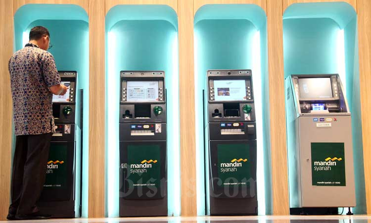 Nasabah melakukan transaksi perbankan di anjungan tunai mandiri Bank Mandiri Syariah, Jakarta, Minggu (24/2/2020). Bisnis/Triawanda Tirta Aditya