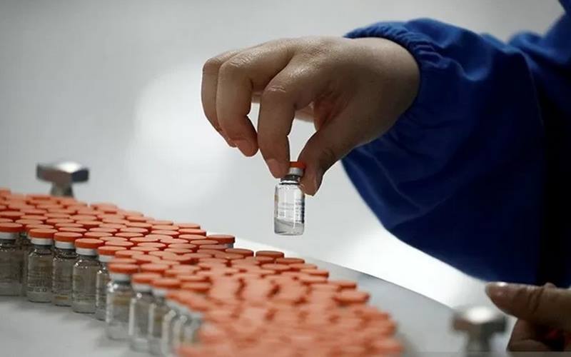 rnSeorang pekerja melakukan pemeriksaan kualitas di fasilitas pengemasan produsen vaksin China, Sinovac Biotech, yang mengembangkan vaksin untuk mengatasi Covid-19, dalam tur media yang diorganisir pemerintah di Beijing, China, 24 September 2020./Antara-Reutersrn