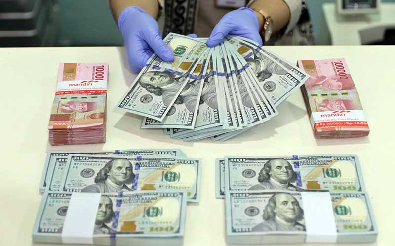 Karyawati menghitung uang dolar AS di Jakarta, Rabu (16/9/2020). Bisnis/Eusebio Chrysnamurti
