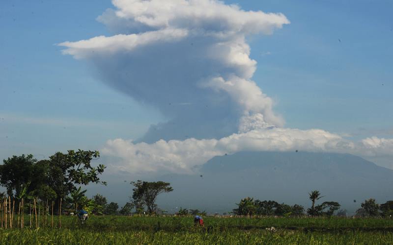  Guguran Lava Merapi pada Rabu Mengarah ke Kali Senowo