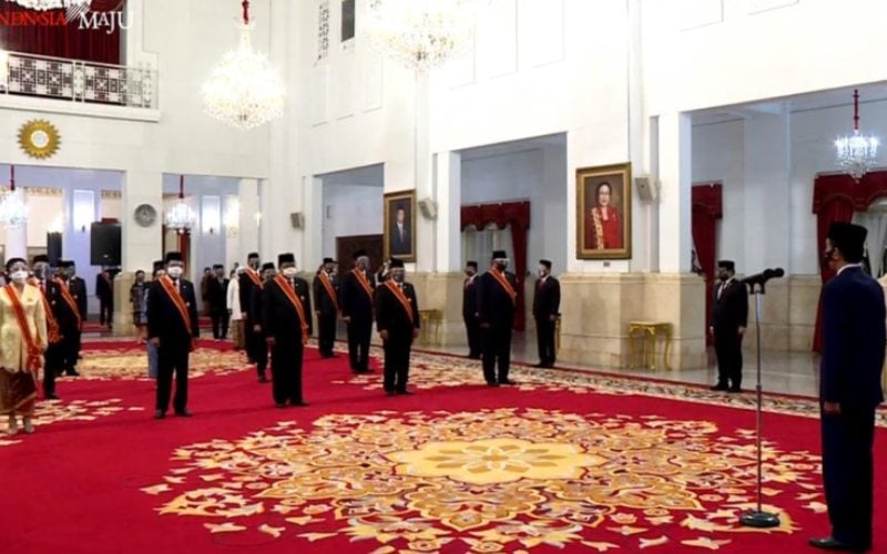 Presiden Joko Widodo memimpin upacara penganugerahan Tanda Jasa dan Tanda Kehormatan RI Tahun 2020 di Istana Negara, Jakarta, Rabu 11 November 2020 - Youtube Setpres