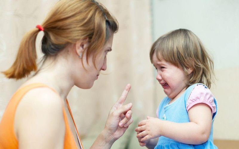 Orangtua sedang memarahi anak. Selama pandemi virus corona, tingkat stres dan kemarahan orang dewasa meningkat dan ini berdampak buruk bagi anak-anak./ilustrasi