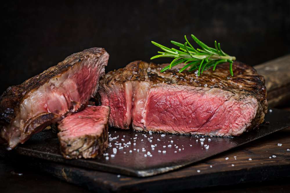 Steak biasanya dipanggang di atas bara api. Daging sapi harus melalui proses dry-age dalam pendingin khusus selama 60 hari./ilustrasi