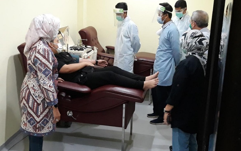 Proses donor plasma darah di Unit Transfusi Darah (UTD) PMI Kabupaten Cirebon./Bisnis-Hakim Baihaqi