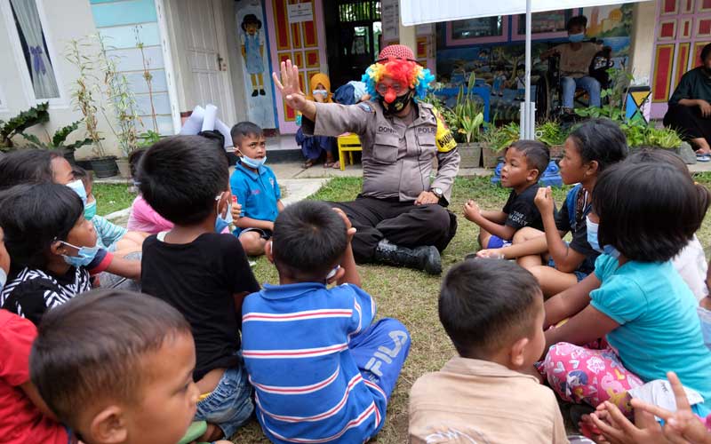  Polisi Gunakan Kostum Badut Menghibur Anak-Anak Pengungsi Gunung Merapi