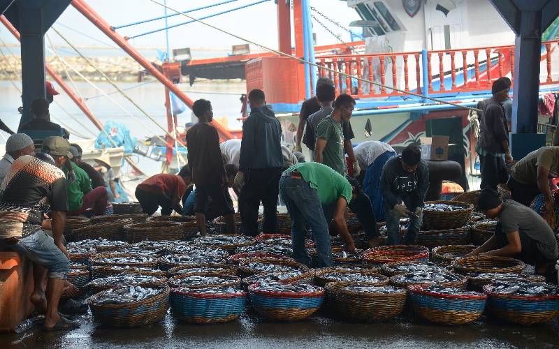 Nelayan menata keranjang berisi ikan saat berlangsung pelelangan di Pelabuhan Perikanan Kutaraja, Desa Lampulo, Banda Aceh, Aceh, Rabu (1/4/2020). Toke Bangku atau Pedagang Penampung di daerah itu menyatakan hasil tangkapan ikan terkendala pemasaran dan saat ini hanya mengandalkan pasar lokal, jika tangkapan ikan melimpah harganya anjlok, sedangkan untuk penjualan ke luar daerah Aceh terhenti sejak beberapa pekan terakhir dampak dari pandemi Covid-19. ANTARA 