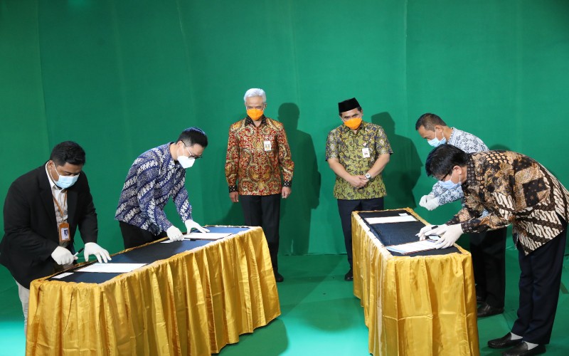 Gubernur Jateng Ganjar Pranowo didampingi Wakil Gubernur Jateng Taj Yasin menyaksikan penandatangan Letter of Intent dari 4 calon investor yang ingin menanamkan modalnya di Jawa Tengah dalam acara Central Java Investment Business Forum (CJIBF) 2020 yang diselenggarakan di Semarang, Rabu (11/11 - 2020). (Foto: Istimewa)
