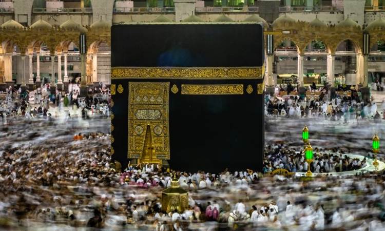 Umat Islam melakukan Tawaf keliling Ka'bah sebagai bagian dari pelaksanaan ibadah Umrah di Masjidil Haram, Makkah Al Mukarramah, Arab Saudi, Jumat (3/5/2019)./ANTARA-Aji Styawan