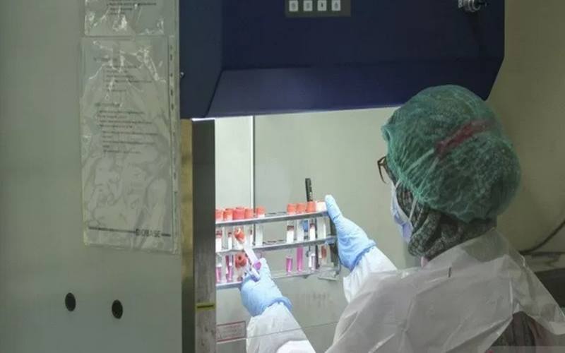Petugas kesehatan memeriksa spesimen untuk pemeriksaan Covid-19 di laboratorium kesehatan./Antara