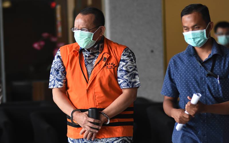 Tersangka mantan Sekretaris Mahkamah Agung (MA) Nurhadi (kiri) meninggalkan gedung KPK usai menjalani pemeriksaan terkait kasus suap dan gratifikasi perkara di Mahkamah Agung tahun 2011-2016 di Jakarta, Selasa (29/9/2020)./Antara-Indrianto Eko Suwarso