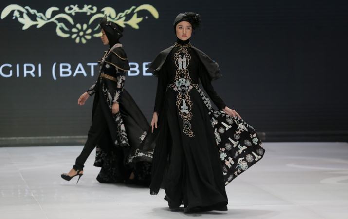 Model mengenakan busana rancangan Dwi Lestari dalam pergelaran Indonesia Fashion Week 2019 di Jakarta Convention Center (JCC), Jakarta, Kamis (28/3/2019)./Bisnis-Felix Jody Kinarwan