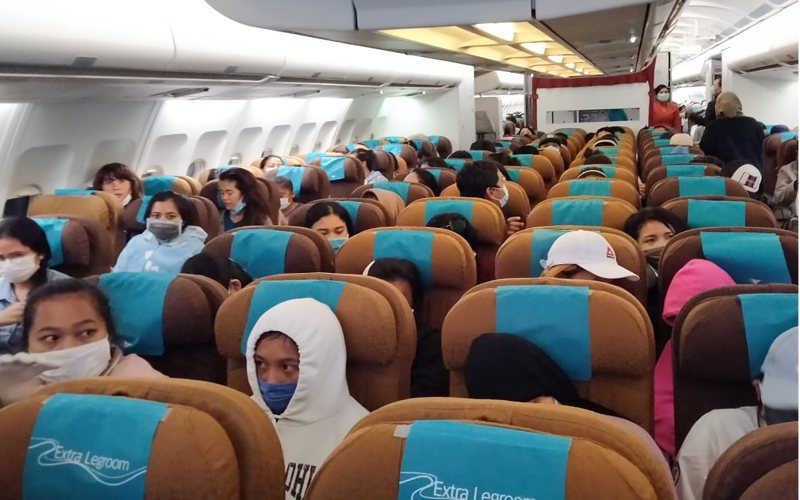 Sejumlah warga negara Indonesia berada di pesawat Garuda yang disewa khusus di Bandar Udara Internasional Velana, Maldives, Jumat (1/5/2020) malam. KBRI Colombo merepatriasi mandiri gelombang kedua dengan memulangkan 347 pekerja migran Indonesia dari Sri Lanka dan Maladewa ke Indonesia akibat pandemi Covid-19. -ANTARA