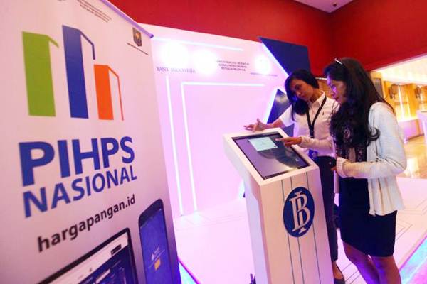 Karyawati melihat harga-harga produk pangan pada layar Pusat Informasi Harga Pangan Strategis (PIHPS) Nasional seusai diluncurkan di Jakarta, Senin (12/6)./JIBI-Dwi Prasetya