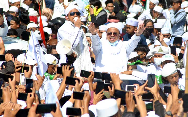  Massa Sambut Kedatangan Habib Rizieq Shihab di Bogor