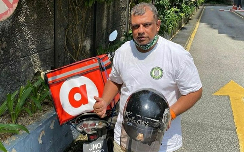  Bos AirAsia Tony Fernandes Jadi Tukang Antar Makanan? Ini Buktinya!