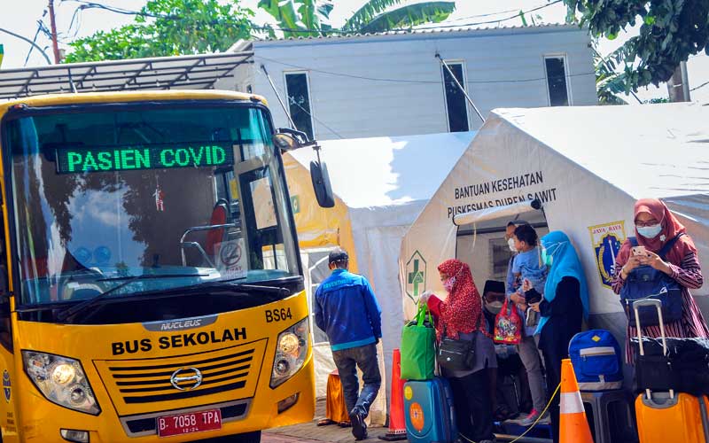  Pasien Covid-19 Dibawa Ke Wisma Atlet Menggunakan Bus Sekolah