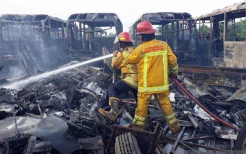  Puluhan Rongsokan Bus TransJakarta Terbakar, 10 Unit Damkar Dikerahkan