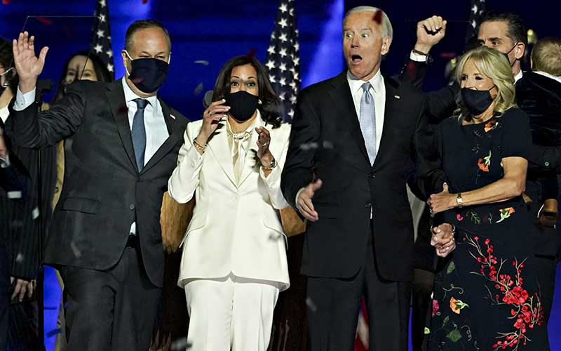 Dari kiri: Douglas Emhoff (suami Kamala Harris), Kamala Harris, Joe Biden, dan Jill Biden (istri Joe Biden) bereaksi dalam perayaan hasil Pemilihan Presiden AS 2020 di Wilmington, Delaware, AS, Sabtu (7 /11/2020)./Bloomberg-Sarah Silbiger