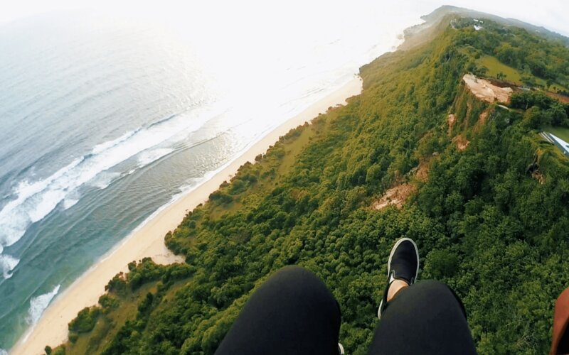  Mencoba Paragliding di Bali, Melayang di Antara Tebing dan Laut