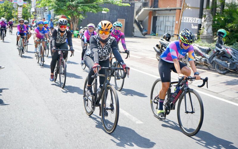  Kampanyekan Pariwisata 6 Pesepeda Wanita Tempuh Jarak Jakarta-Bali