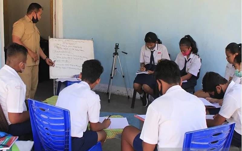 Seorang guru bahasa Inggris sedang mengajar saat dilaksanakannya sedang sekolah tatap muka di salah satu rumah warga di Kota Kupang, NTT Senin (10/08/2020)./Antara