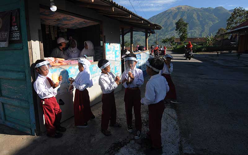  Siswa di Lereng Gunung Merapi Tetap Masuk Sekolah Meski Gunung Merapi Berstatus Siaga