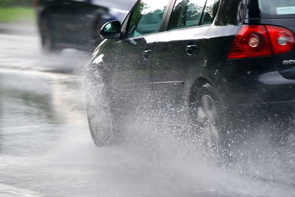  Perhatikan Hal Ini Saat Mengemudi di Jalan Becek