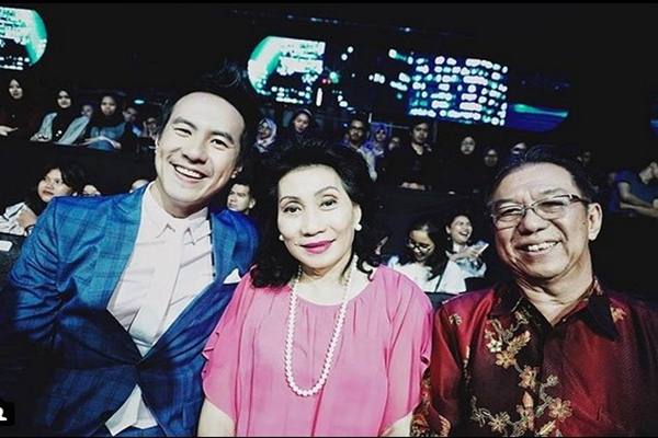 Daniel Mananta dan kedua orangtuanya di acara 'Indonesian Idol'./Instagram @vjdaniel