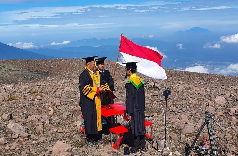  Cetak Rekor Muri, Ketua Stikba Jambi Wisuda di Gunung Merapi