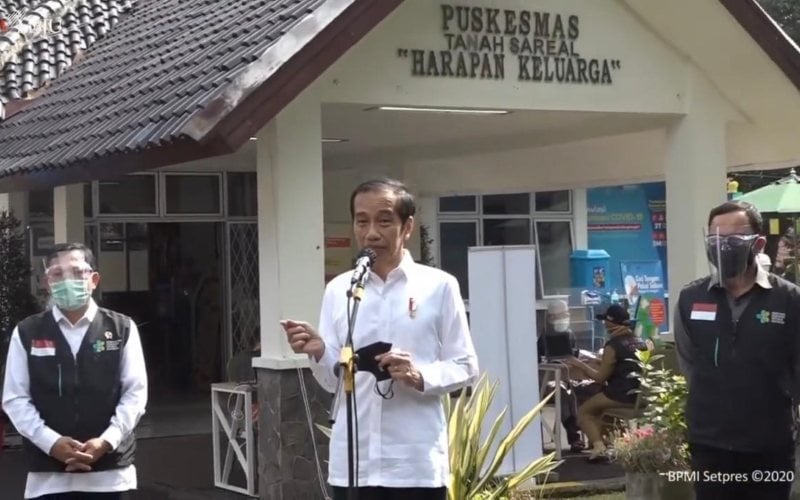 Presiden Joko Widodo didampingi Menteri Kesehatan Terawan Agus Putranto meninjau simulasi vaksinasi Covid-19 di Puskesmas Tanah Sareal, Bogor, Jawa Barat, Rabu, 18 November 2020 / Youtube Setpres