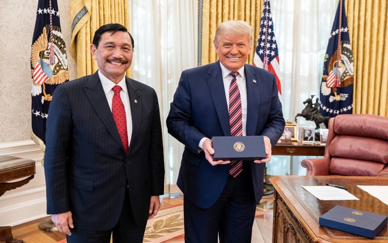  Senyum Lebar Luhut Berfoto dengan Donald Trump